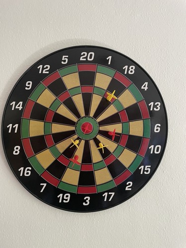 Dartscheibe mit pfeilen - pfeilen, /